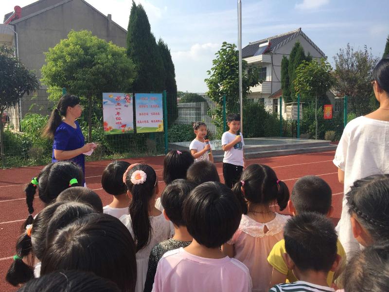 “我上一年级啦！”新生入学…